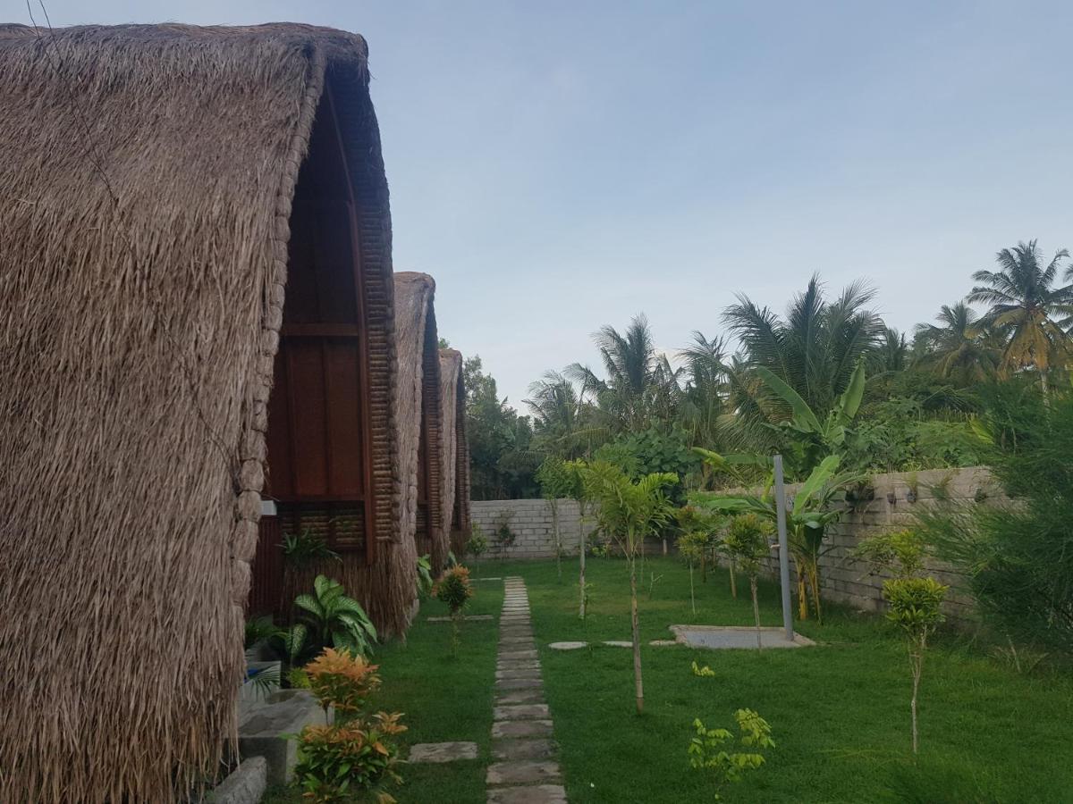 Tropical Sunday Bungalow - Surf And Stay Selong Belanak Eksteriør bilde