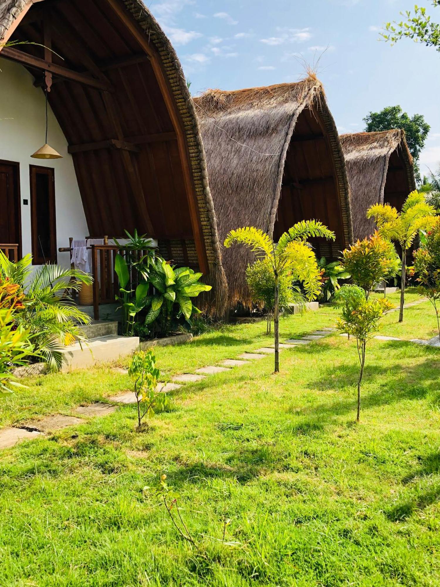 Tropical Sunday Bungalow - Surf And Stay Selong Belanak Rom bilde